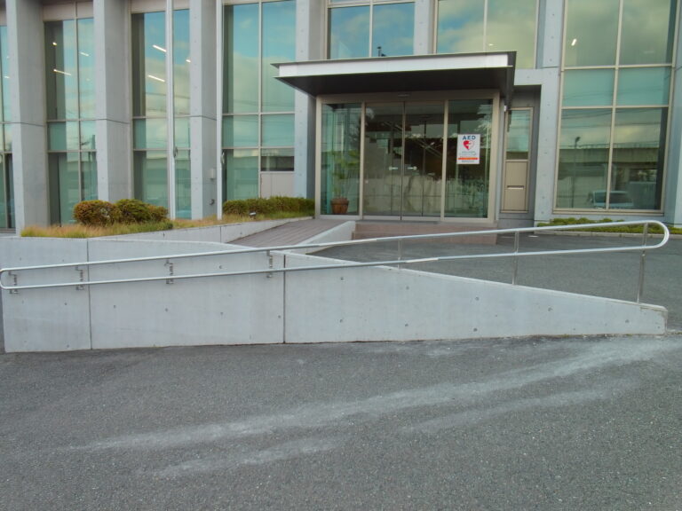 敷地内のスロープに手すりを設置いたしました！